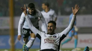 Lucero firmó su doblete bajo una intensa lluvia y aumentó la ventaja de Colo Colo sobre Temuco