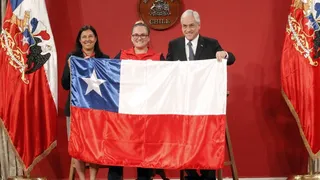 Presidente Piñera entregó a María Fernanda Valdés la bandera para Cochabamba