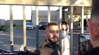 Lionel Messi llegó a Argentina firmando autógrafos