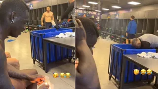 [VIDEO] La nueva locura de Balotelli: Hizo explotar un petardo en el camarín