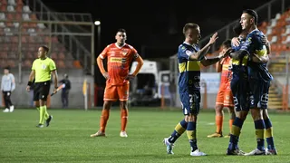 Everton ganó y complicó más a Cobreloa