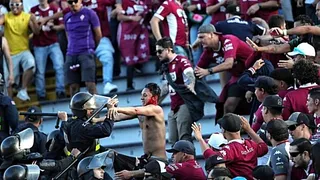 Club costarricense Saprissa vetó de por vida a su barra por enfrentamientos con la policía