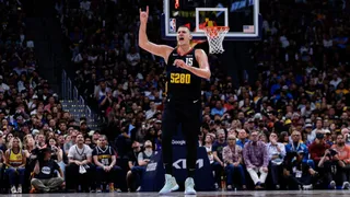 Nikola Jokic celebró su MVP liderando tercer triunfo consecutivo de Denver