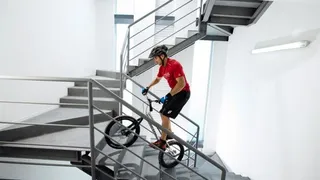 El mexicano David García rompió Récord Guinness de subir escalones en bicicleta