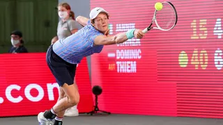 Dominic Thiem ganó la exhibición de Berlín en un hangar de aviones