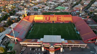 Nuevo escudo de la comuna de Independencia incorporó el “castillo” del Estadio Santa Laura