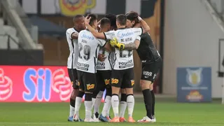 Angelo Araos fue titular en valiosa victoria de Corinthians ante Bahía en el Brasileirao