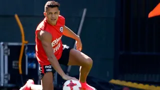 Alexis Sánchez lució su físico entrenando en las playas de Río de Janeiro