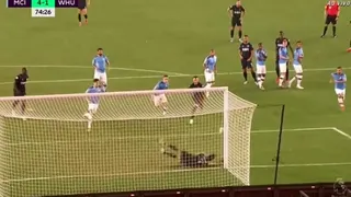 La notable tapada que marcó el regreso de Claudio Bravo a las canchas