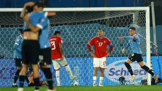 Chile tropezó en su debut en Clasificatorias con dura derrota ante el Uruguay de Bielsa