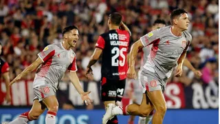 Estudiantes goleó a Newell’s Old Boys en Rosario y escaló en la tabla del fútbol argentino