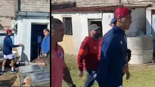 La llegada de Luis Suárez al camarín de Liverpool de Uruguay se hizo viral