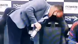 Rafael Dudamel limpió asiento con camiseta y se hizo viral en redes sociales