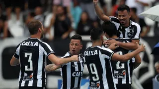 Leonardo Valencia festejó ante Angelo Araos en duelo Botafogo-Corinthians