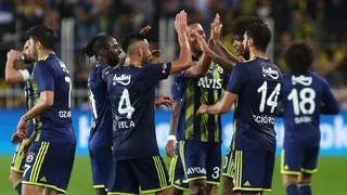 Mauricio Isla fue titular en la victoria de Fenerbahce ante Istanbul BB en Turquía