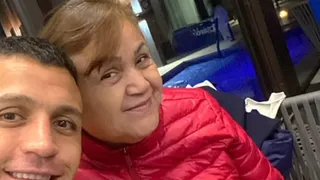 Alexis Sánchez recarga energías junto a su madre en medio de su recuperación