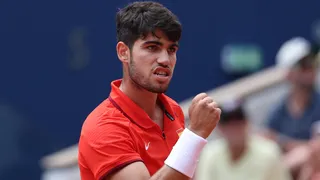 Alcaraz dio un paso más hacia el oro en una jornada que tuvo un batacazo olímpico