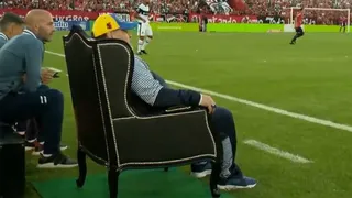 Diego Maradona vio desde un “trono” la goleada de Gimnasia sobre Newell’s en Argentina