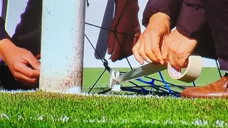 ¡Insólito! Red rota fue parchada con cinta en el duelo entre Huachipato y la U