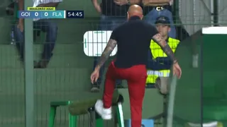 Jorge Sampaoli pateó un micrófono en empate de Flamengo y Goiás
