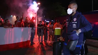 Hinchas chilenos recibieron a la Roja en su llegada a suelo brasileño