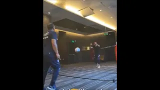 ¡Ojo con el techo! Claudio Bravo y Gabriel Castellón jugaron fútbol tenis en su cuarentena