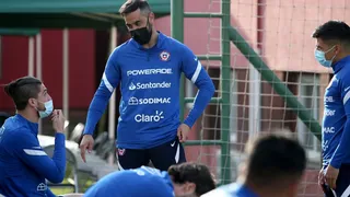 Con Gary Medel y Claudio Bravo: La Roja entrenó pensando en Argentina y Bolivia