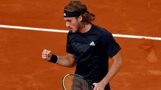 Stefanos Tsitsipas dio muestra de su solidez y avanzó a semifinales en Roland Garros