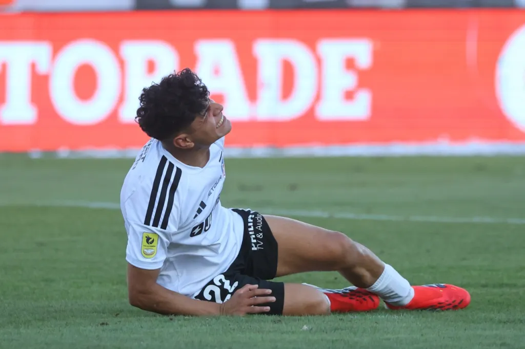 Aquino tendido en el pasto tras la dolencia que sintió en el Superclásico.