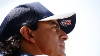 Esteban Valencia seguirá como director técnico de Universidad de Chile