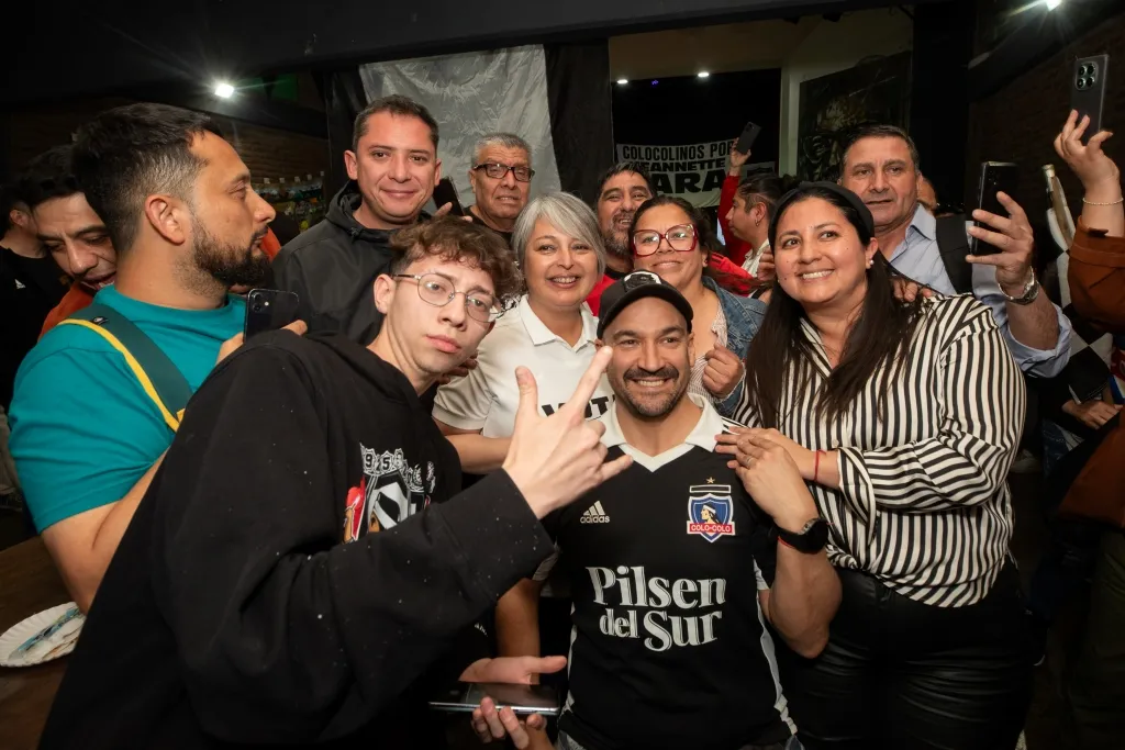 Colocolinos y colocolinas con la candidata presidencial / ©Luis Hidalgo.