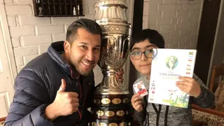 Sifup le cumplió el sueño a pequeño hincha que dibujó a Vidal en álbum de Copa América