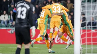 Claudio Bravo y Pellegrini le ganaron el duelo de chilenos a Enzo Roco en un frenético Betis-Elche