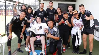 Paciente de Teletón y niños de La Pintana compartieron con el plantel de Colo Colo