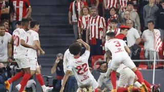 Lucas Ocampos dio un tranquilizador triunfo a Sevilla con un penal ante Athletic de Bilbao