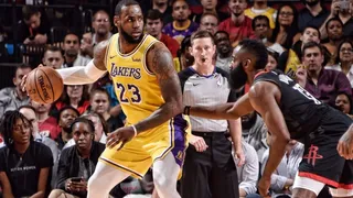 Harden le ganó el duelo individual a LeBron en triunfo de Houston ante los Lakers