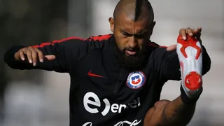 Arturo Vidal encendió las alarmas por dolor en su rodilla