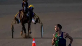 Toni Abadía ganó el desafío “atleta versus caballo” en España