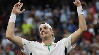 John Isner sigue con vida en el US Open tras vencer a Raonic y acceder a cuartos