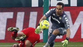 Claudio Bravo titular: Betis recibe a Barcelona en un duelo clave para su anhelo de Champions