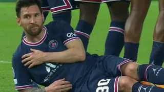Lionel Messi se acostó detrás de la barrera en triunfo de PSG y se hizo viral en redes sociales