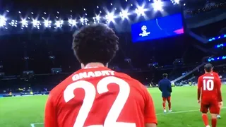 Javi Martínez frustró el deseo de Serge Gnabry de llevarse la pelota del triunfo de Bayern Munich