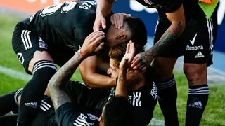 Colo Colo se coronó ante la UC en una historiada Supercopa marcada por incidentes en las tribunas