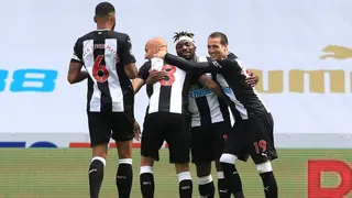 La horrible pifia de un defensor de Sheffield que terminó en el primer gol de Newcastle