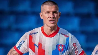 Alan Benítez se ganó el repudio de los hinchas de Colo Colo por planchazo contra Maximiliano Falcón