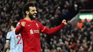 Mohamed Salah cerró con un golazo de globito el baile de Liverpool a Manchester United en Anfield