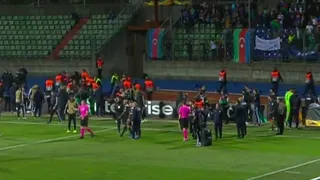 Jugadores de Qarabag trataron de derribar a pelotazos un dron con la bandera de Armenia