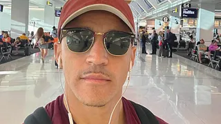 Alexis Sánchez visitó parque temático de Disney a la espera de definir su futuro