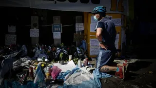 “Gracias Diego, te amamos”: Hinchas crearon un altar a Maradona afuera de La Bombonera