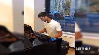 Djokovic las hace todas: Se sentó al piano y tocó “We are the Champions” de Queen